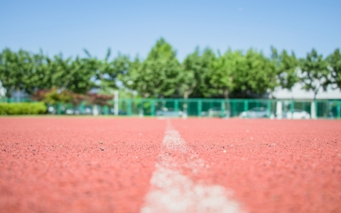再见“毒跑道”，关于中小学学校塑胶跑道新国标出台！