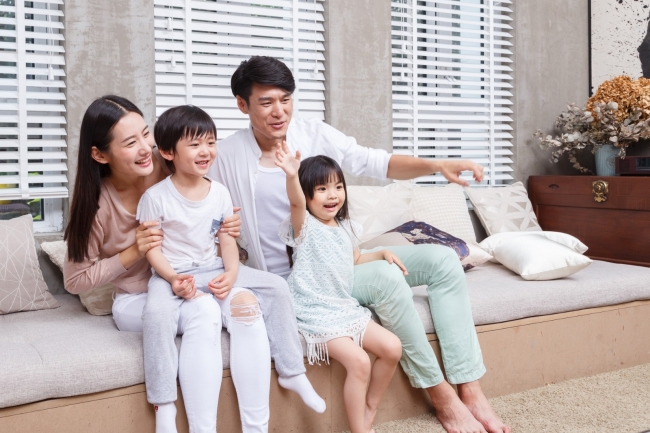 摄图网_500432178_banner_看电视的一家人(企业商用) 摄图网_500432178_banner_看电视的一家人(企业商用)